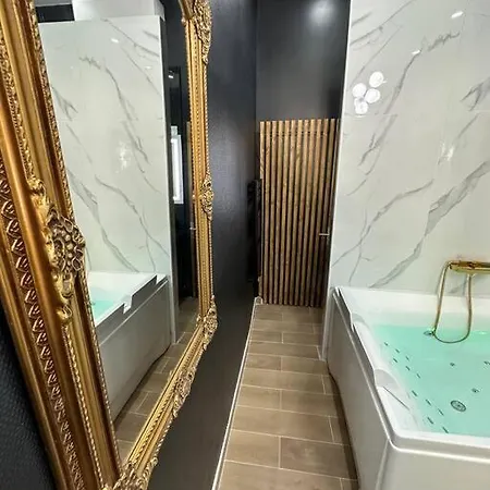 Le Cocon Des Arenes : Jacuzzi Lejlighed *