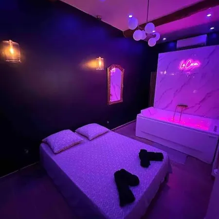 Le Cocon Des Arenes : Jacuzzi Lejlighed