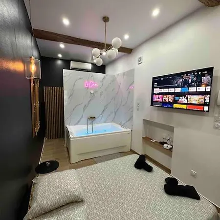 Le Cocon Des Arenes : Jacuzzi Lejlighed