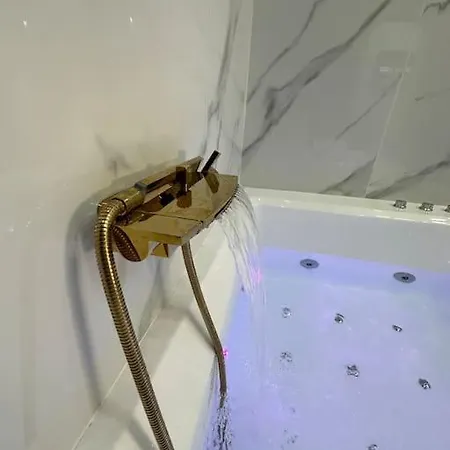 Le Cocon Des Arenes : Jacuzzi Lejlighed